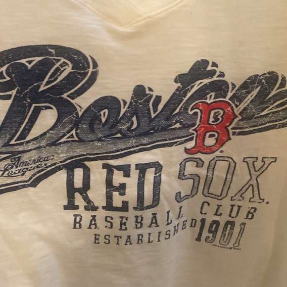 NWOT V-neck Res Sox cream tee - Picture 6 of 6